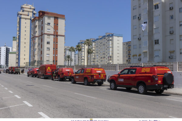 La UME realiza ejercicios de salvamento acuático en Gandia