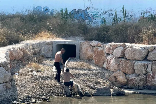 La Policía Local de Gandia rescata a un hombre que no podía alcanzar la orilla en el embarcadero de Sant Nicolau