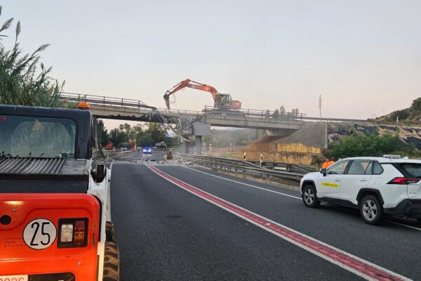 Un camión golpea el puente del ‘excalextric’ de Gandia y corta la N-332 hacia València